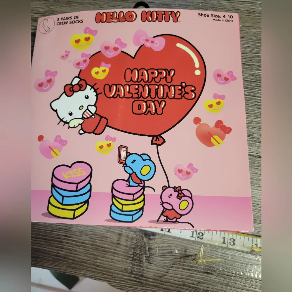 Hello Kitty New in Valentines Day Box 3 Pk of Crew Socks‎
